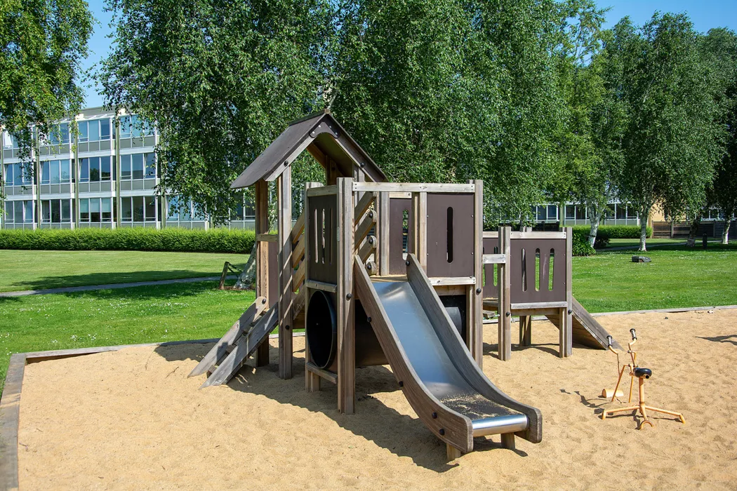 Rummelig 4-værelses lejlighed med to lukkede altaner i Holmparken 2